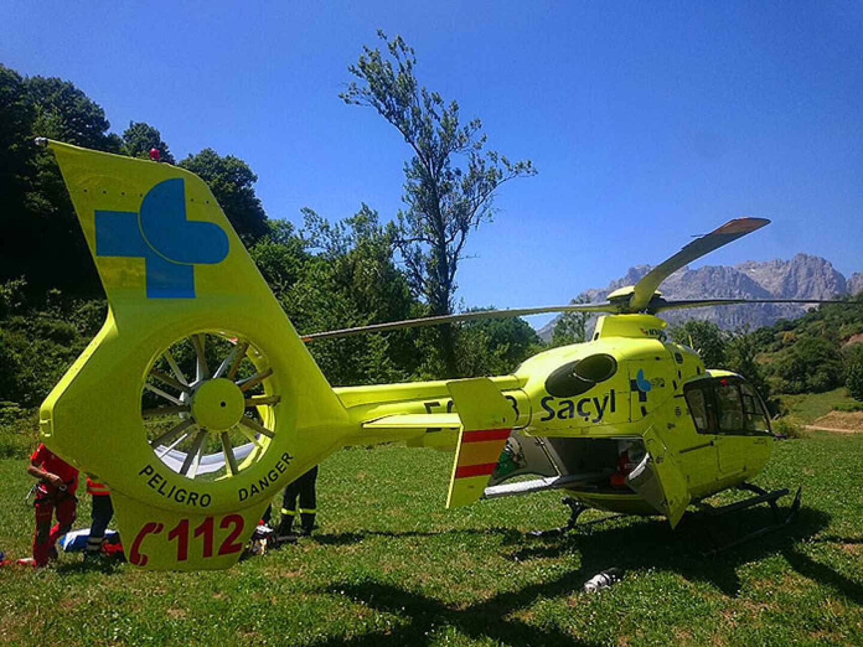 Imagen de un helicóptero medicalizado de Sacyl.