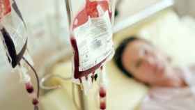 Una paciente recibiendo una transfusión de sangre.