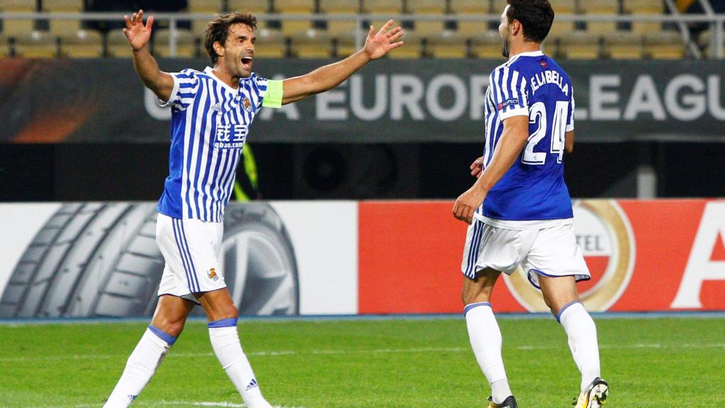 Los jugadores de la Real Sociedad celebran el gol.