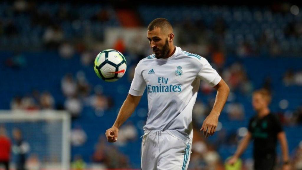 Karim Benzema con el balón. Foto: Pedro Rodríguez / El Bernabéu