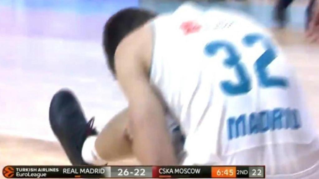 Kuzmic tras lesionarse de la rodilla ante el CSKA de Moscú. Foto: Twitter (@MovistarBasket)