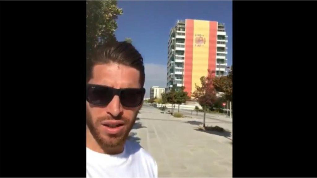 Sergio Ramos posa delante de la bandera de España