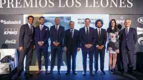 Florentino Pérez recogiendo el Premio León acompañado de Sergio Ramos y Zidane