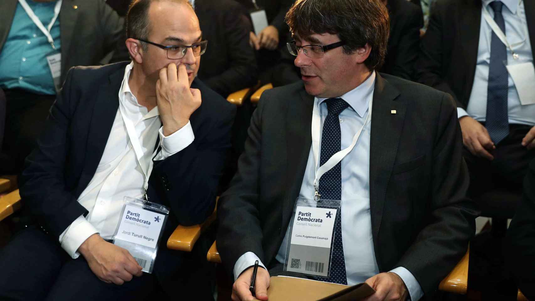 Carles Puigdemont, junto al conseller de la Presidencia Jordi Turull, en la reunión del consell nacional del PDeCAT