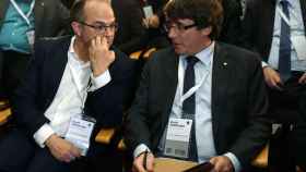 Carles Puigdemont, junto al conseller de la Presidencia Jordi Turull, en la reunión del consell nacional del PDeCAT