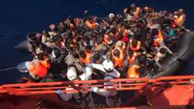 Varios inmigrantes rescatados de una patera.