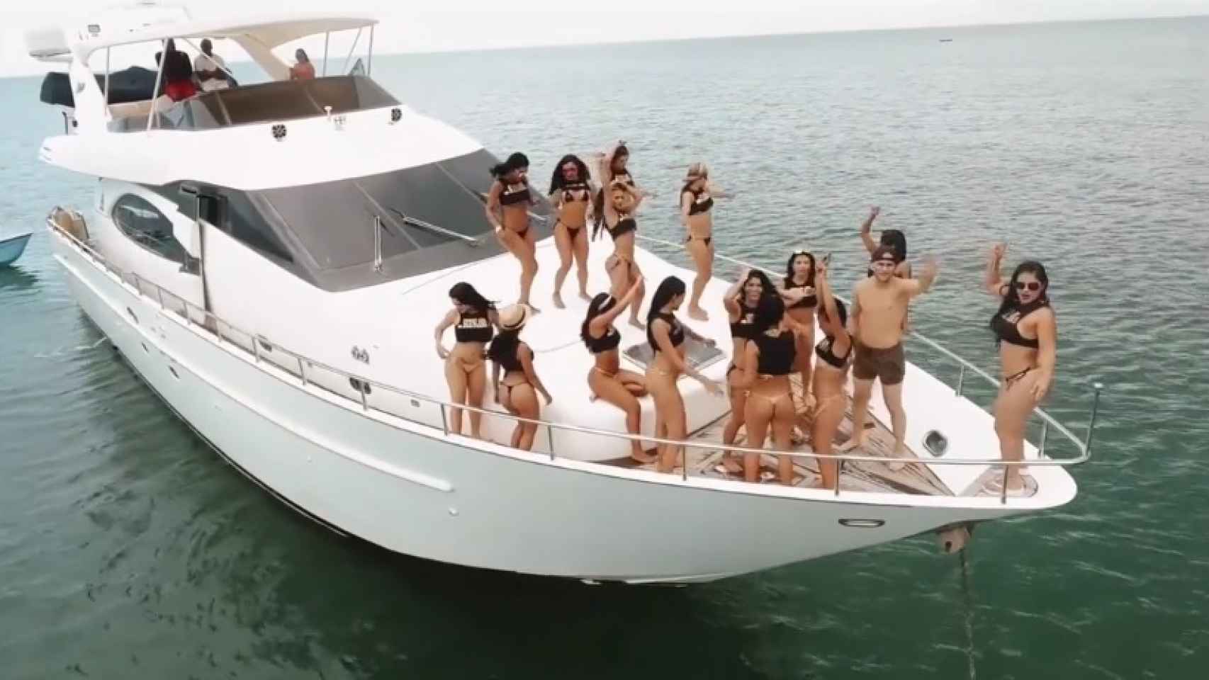 Un barco con bandera panameña llevará a los 30 pasajeros y las 60 chicas de compañía a una isla privada