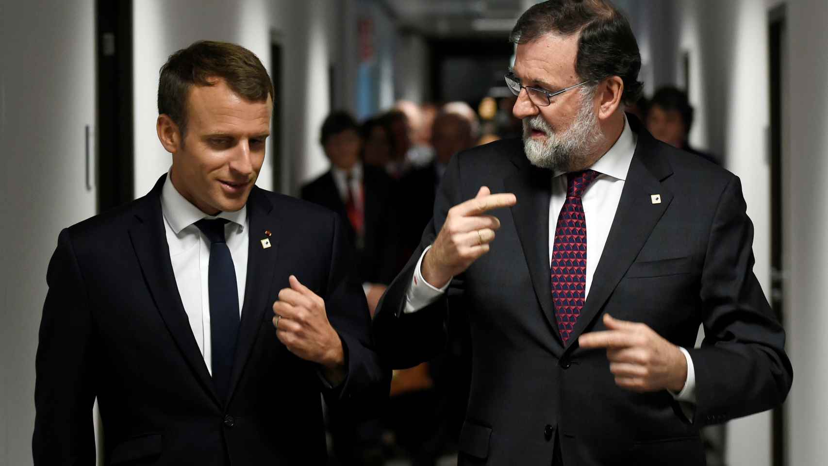 Mariano Rajoy conversa con el presidente de Francia Emmanuel Macron.