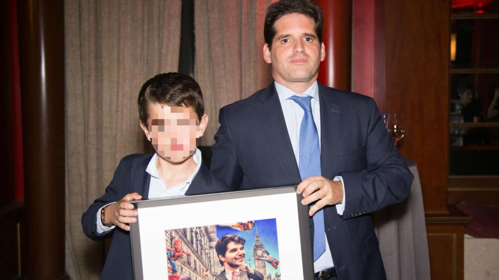 El hermano y el sobrino de Ignacio Echeverría sostienen su retrato.