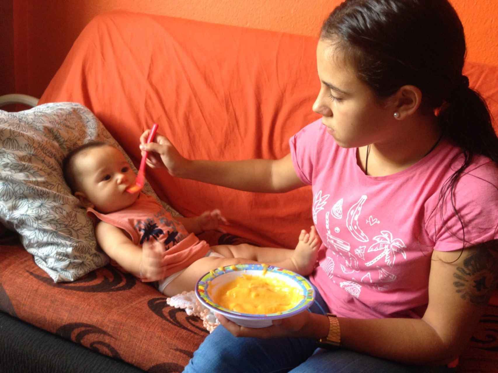 EL ESPAÑOL visita la casa de Kiara mientras la adolescente, de 17 años, da de comer a su bebé de seis meses.