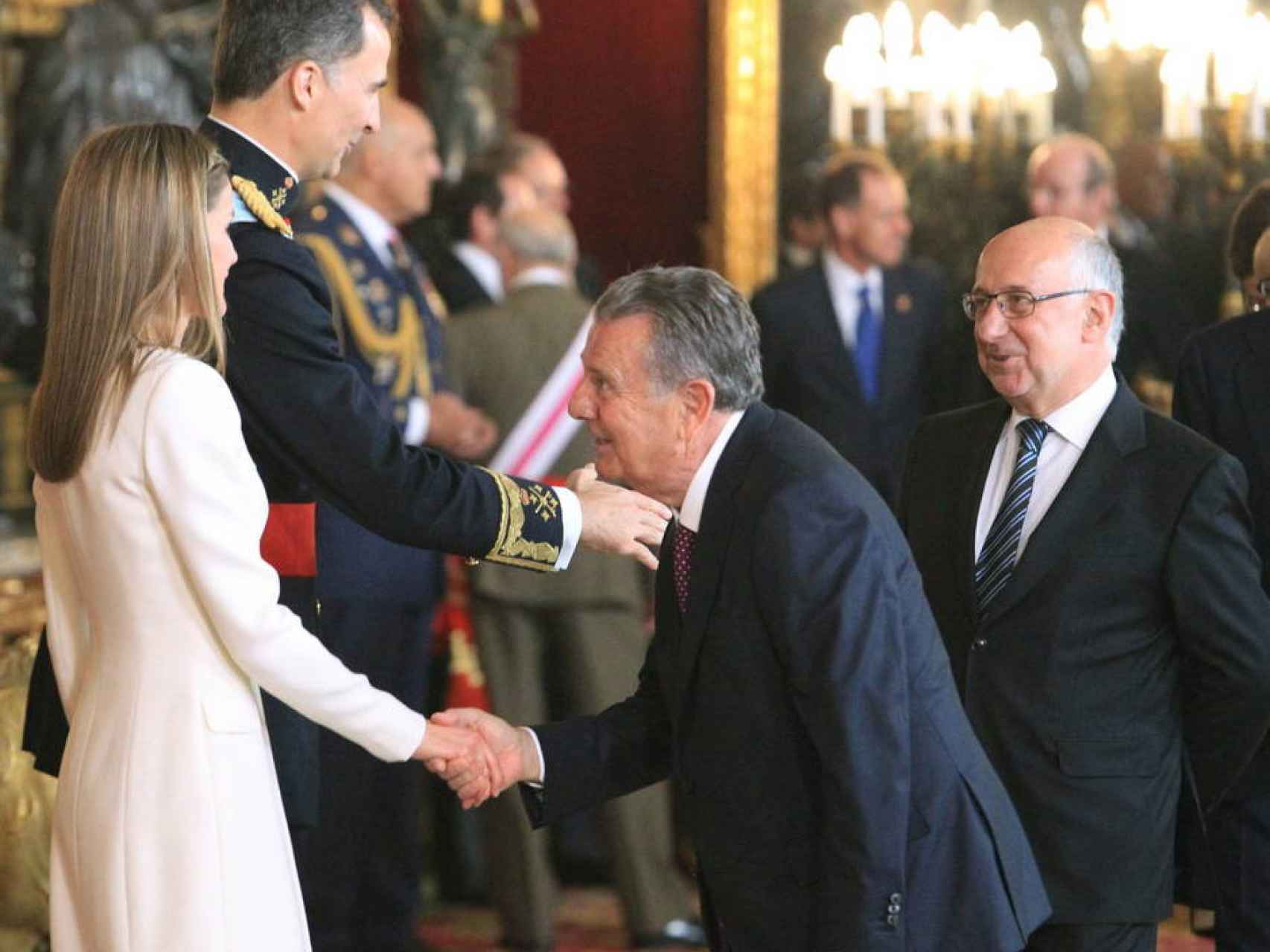 El conde de Godó tan solo mantiene una relación institucional con Felipe VI.
