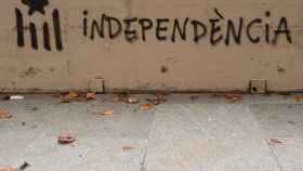 Un 'grafitti' anima a la independencia.