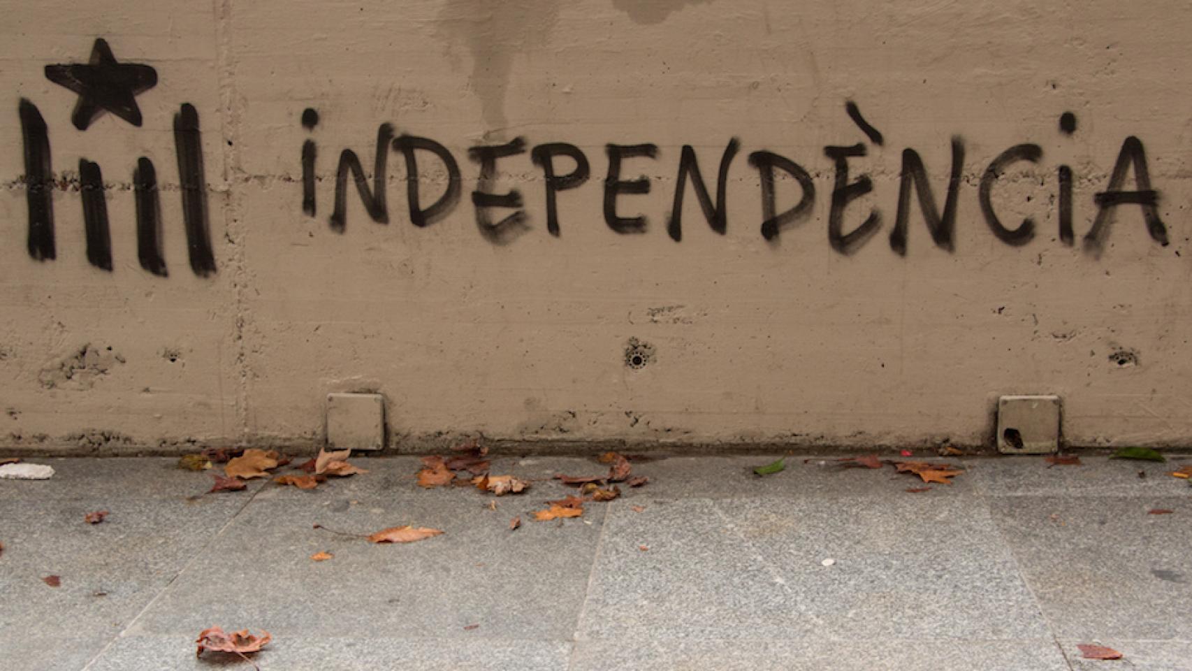 Un 'grafitti' anima a la independencia.