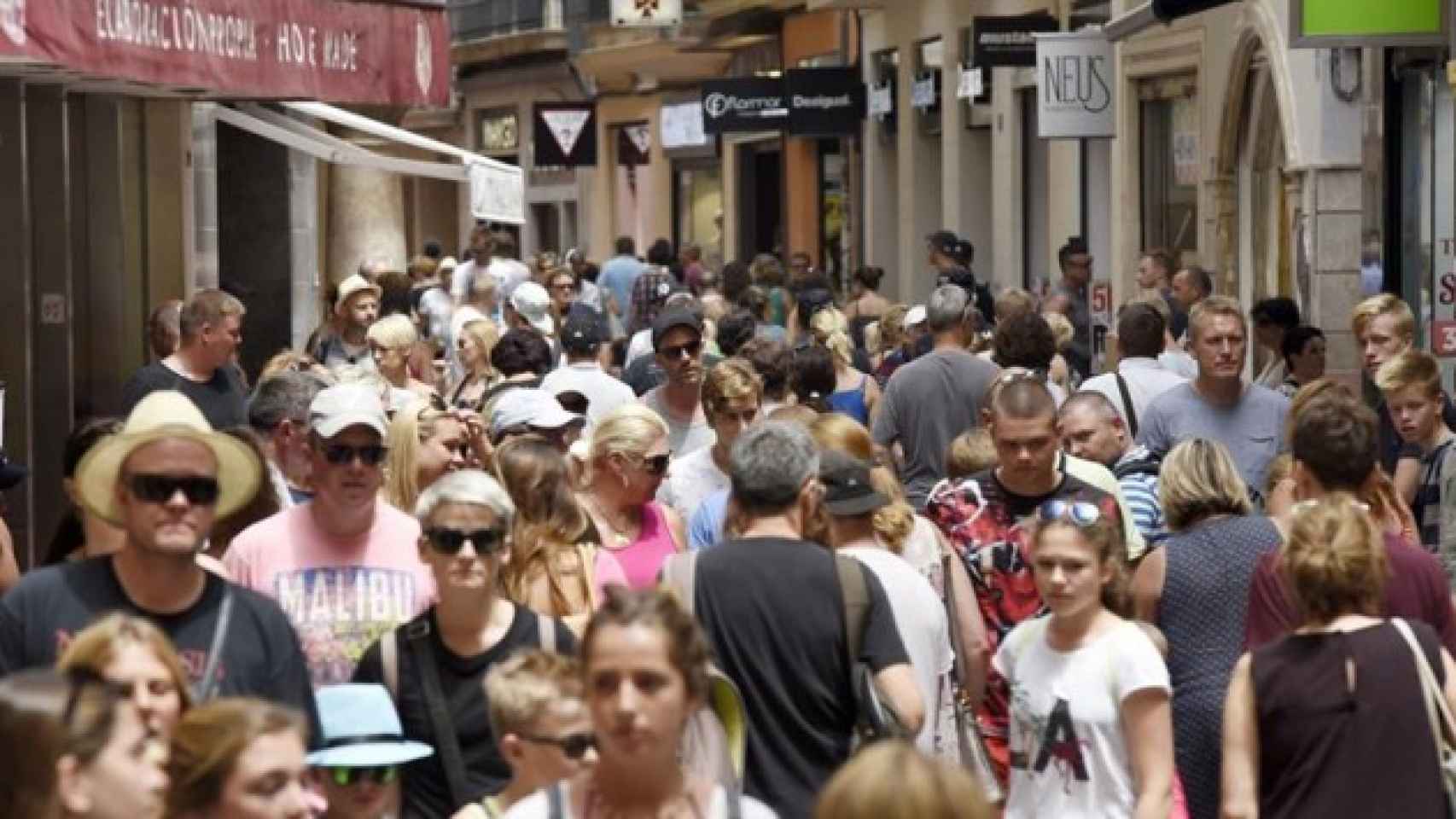 Turistas pasean por una calle céntrica de Palma (Mallorca).