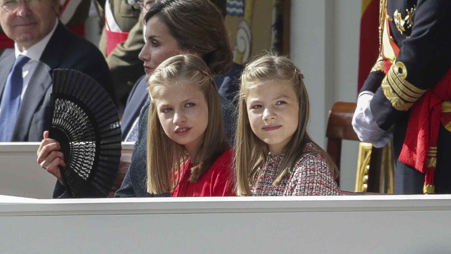 La princesa, junto a su hermana y su madre en el desfile de la Fiesta Nacional del pasado 12 de octubre.