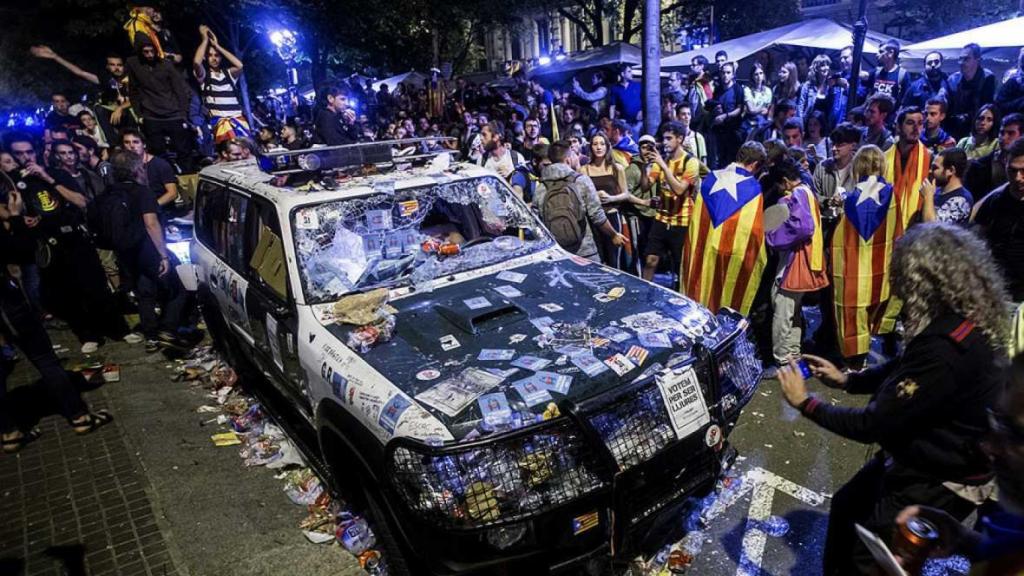 Los Mossos escoltan la salida de la Guardia Civil de la Consellería de Economía en Barcelona el pasado 20 de septiembre.