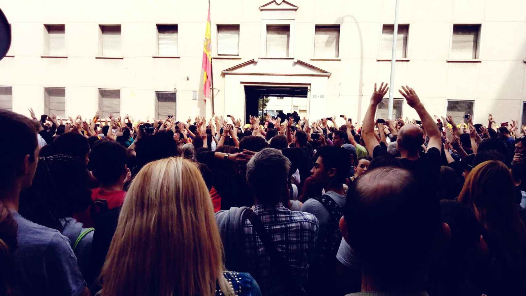 Escrache contra un cuartel de la Guardia Civil en Barcelona.