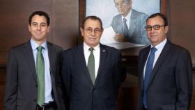 De izquierda a derecha, Víctor Grifols Deu, Víctor Grífols Roura y Ramon Grífols Roura