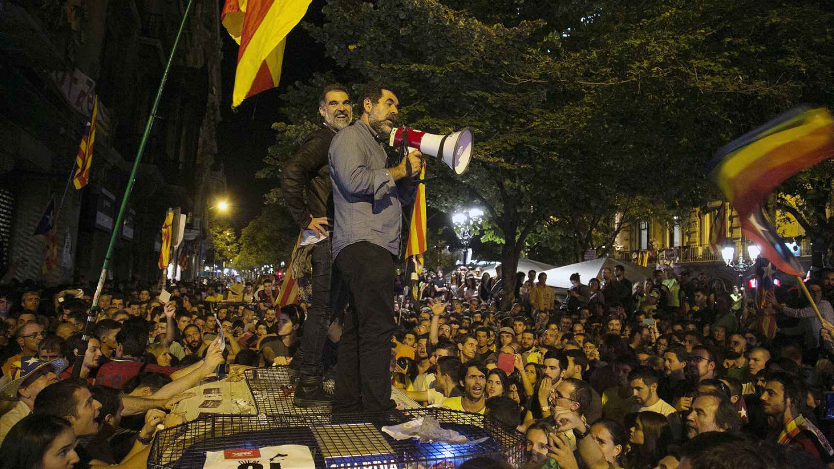La jueza de la Audiencia Nacional Carmen Lamela envió a prisión a los activistas catalanes por liderar el acoso sufrido por la Guardia Civil durante una de sus operaciones en Barcelona.