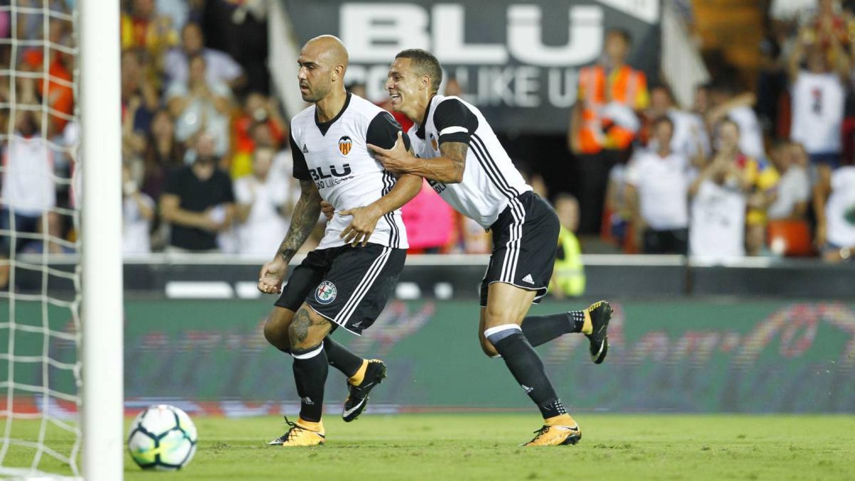 Zaza y Rodrigo celebran un gol.