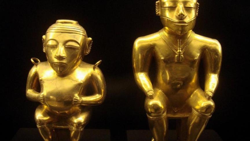 Dos piezas del Tesoro de los Quimbayas en el Museo de América.