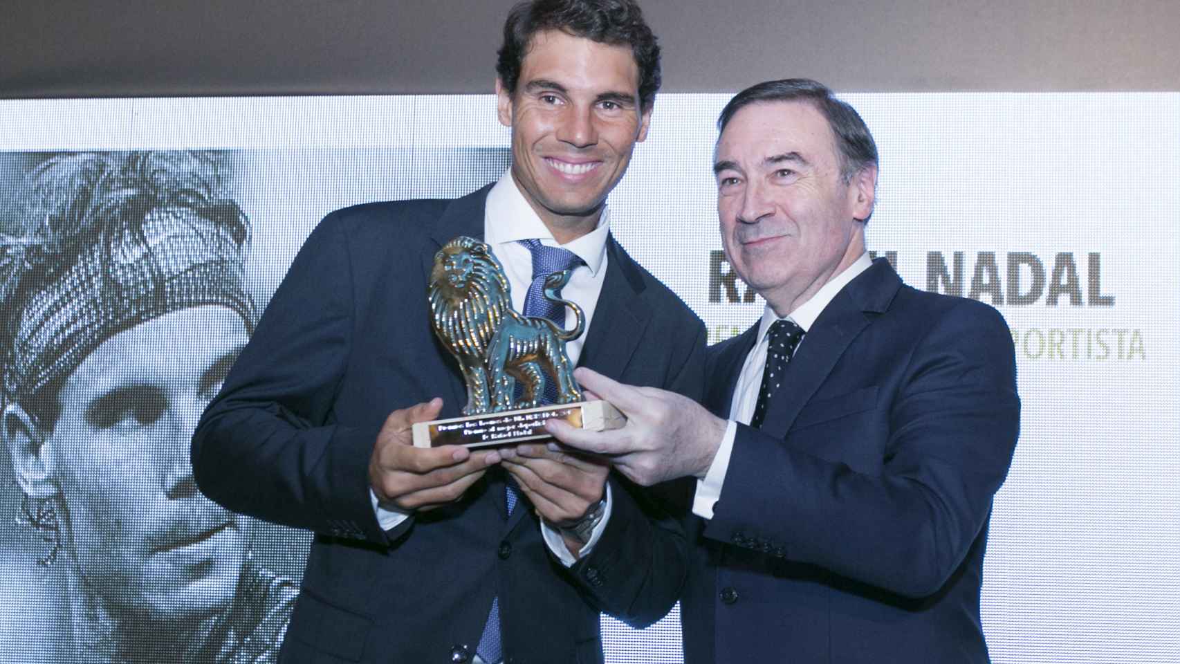 Rafael Nadal recibe el premio León de EL ESPAÑOL de manos de Pedro J. Ramírez.