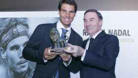 Rafael Nadal recibe el premio León de EL ESPAÑOL de manos de Pedro J. Ramírez.