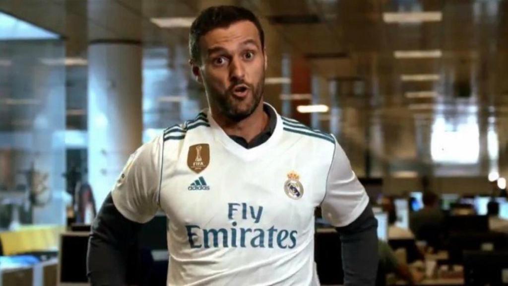 Kiko Narváez se pone la camiseta del Real Madrid