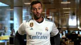 Kiko Narváez se pone la camiseta del Real Madrid