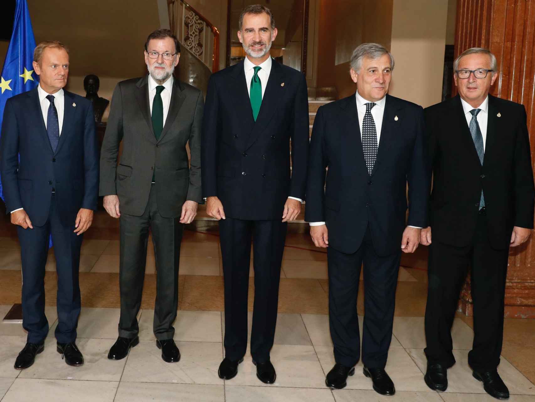 El Rey Felipe VI con Mariano Rajoy (2i), Donald Tusk (i), Antonio Tajani (2d), y Jean Claude Juncker (d).