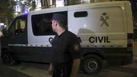 Un furgón de la Guardia Civil traslada a Jordi Sánchez y Jordi Cuixart a su salida de la Audiencia Nacional