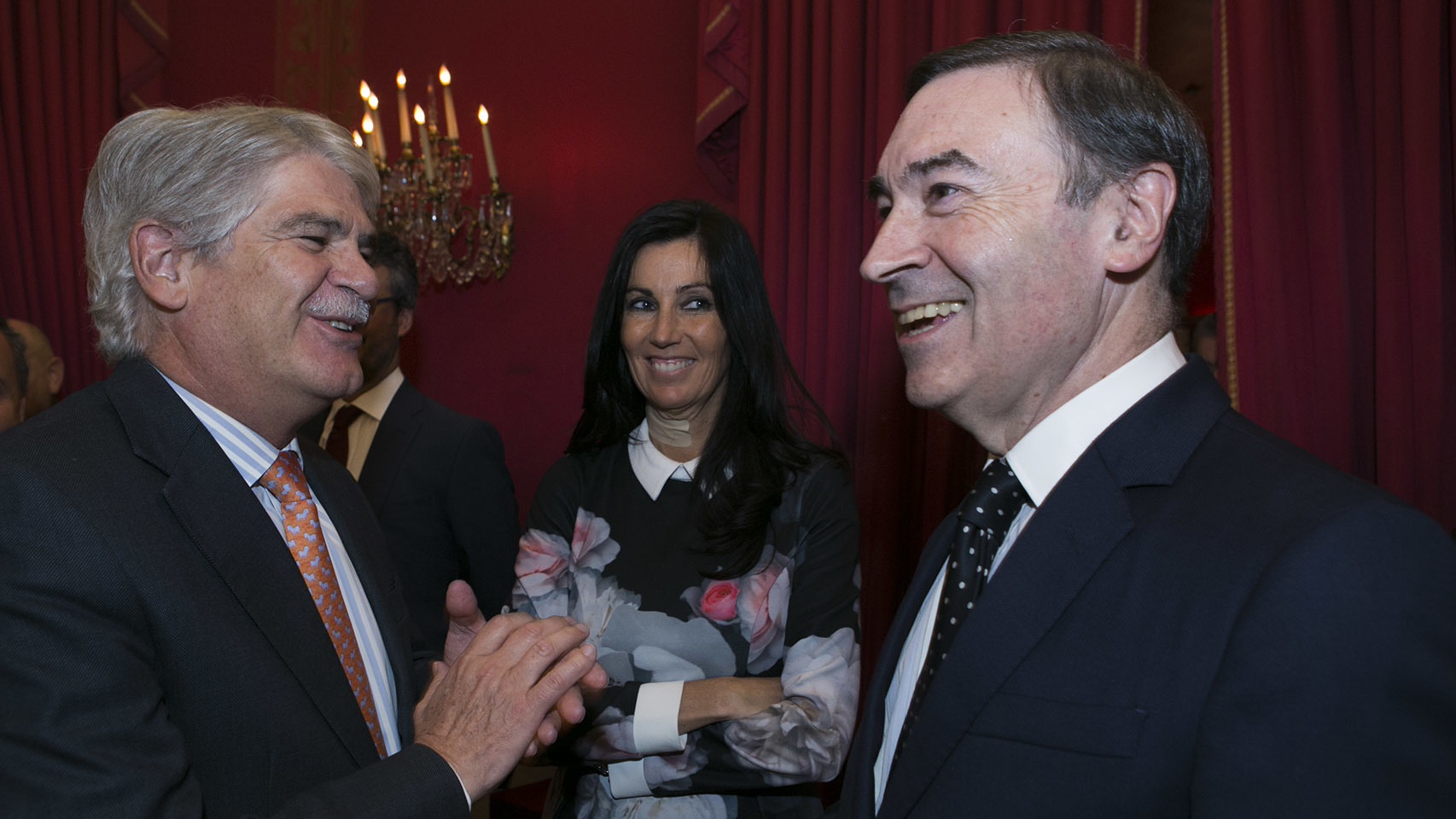 El ministro de Exteriores, Alfonso Dastis, conversa con Eva Fernández, consejera delegada de EL ESPAÑOL y con Pedro J. Ramírez, director y presidente de EL ESPAÑOL.