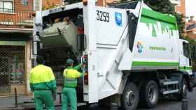 Un camión de recogida de basuras en Madrid.