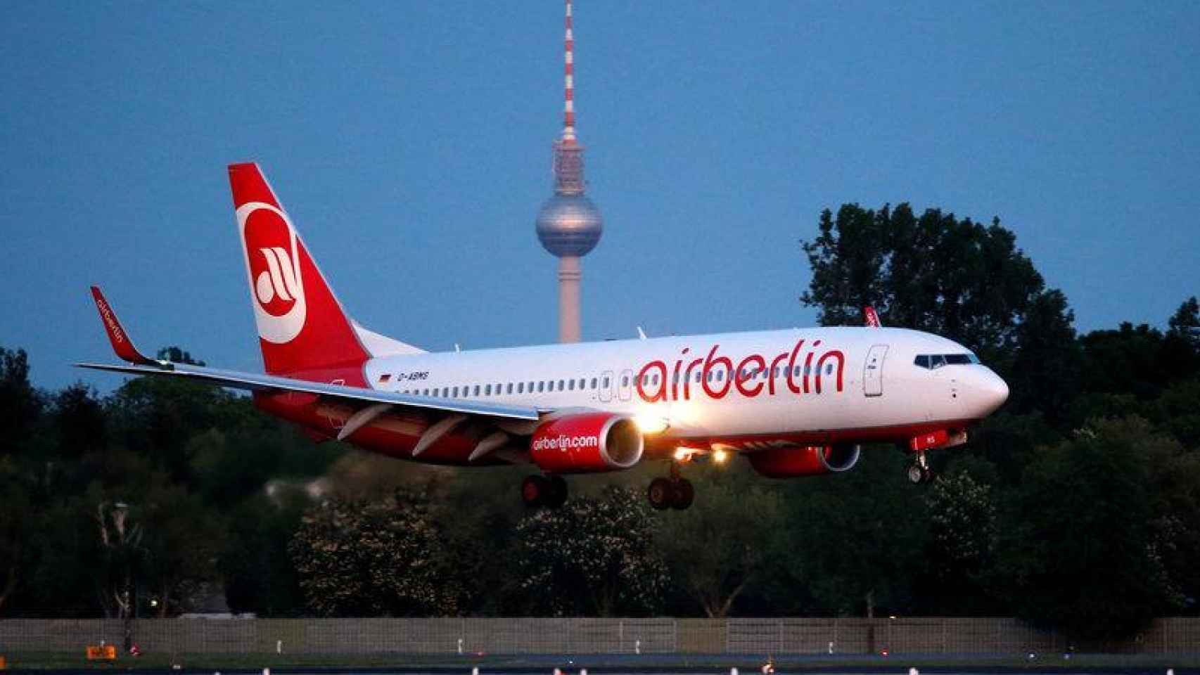 Un avión de Air Berlin aterrizando en el aeropuerto Tegel en la capital alemana.