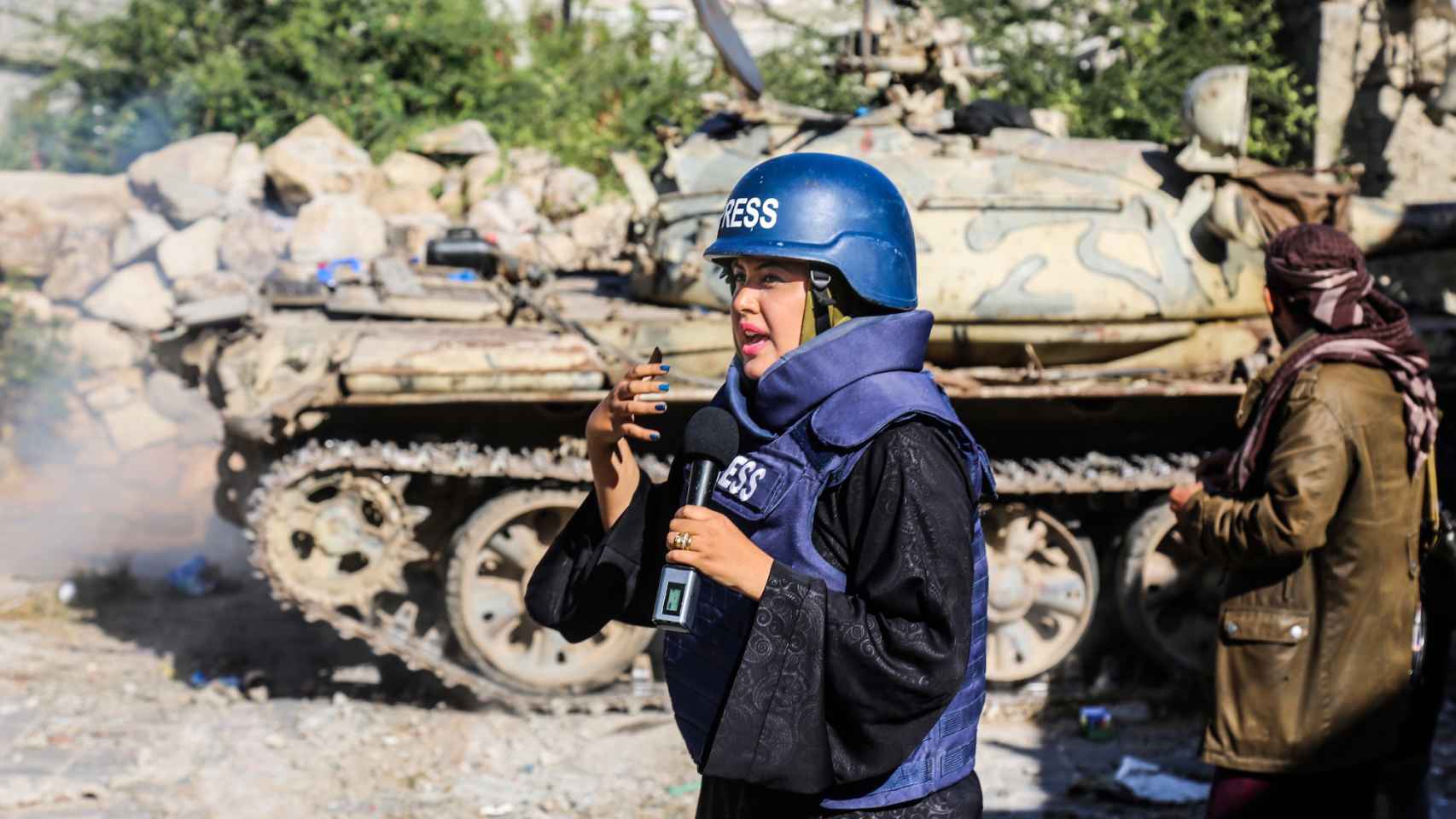Hadeel al-Yamani, reportera de Al Yazira, cubriendo la guerra civil en Yemen.