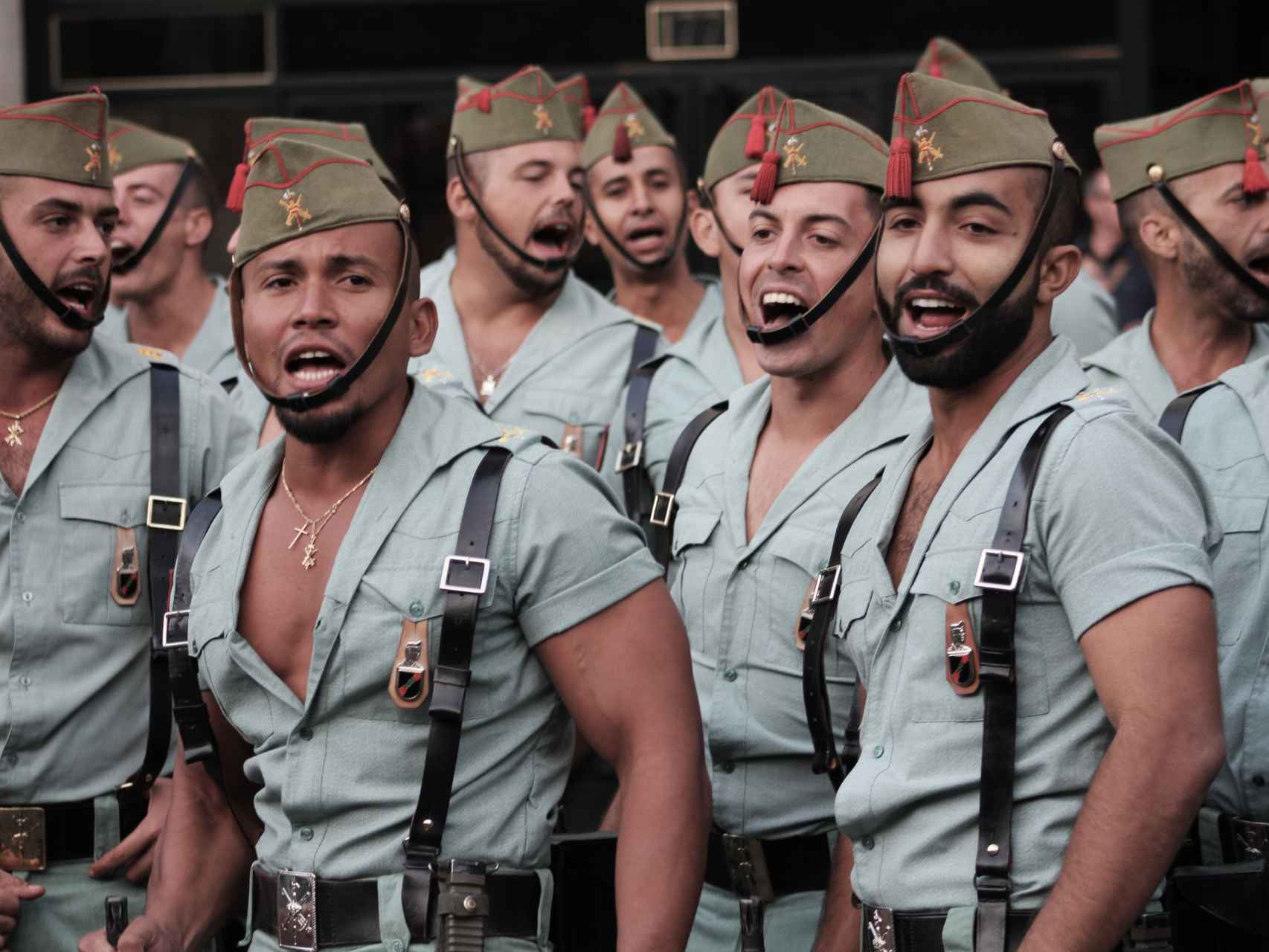 Los ajustados uniformes de la Legión española sacan suspiros