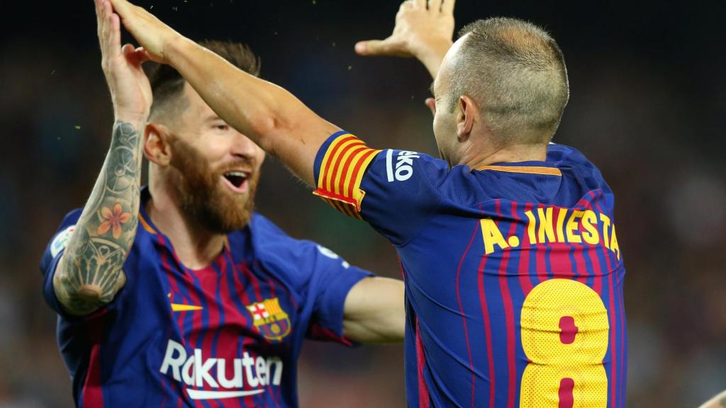 Iniesta celebra con Messi su gol en el Barcelona - Málaga.