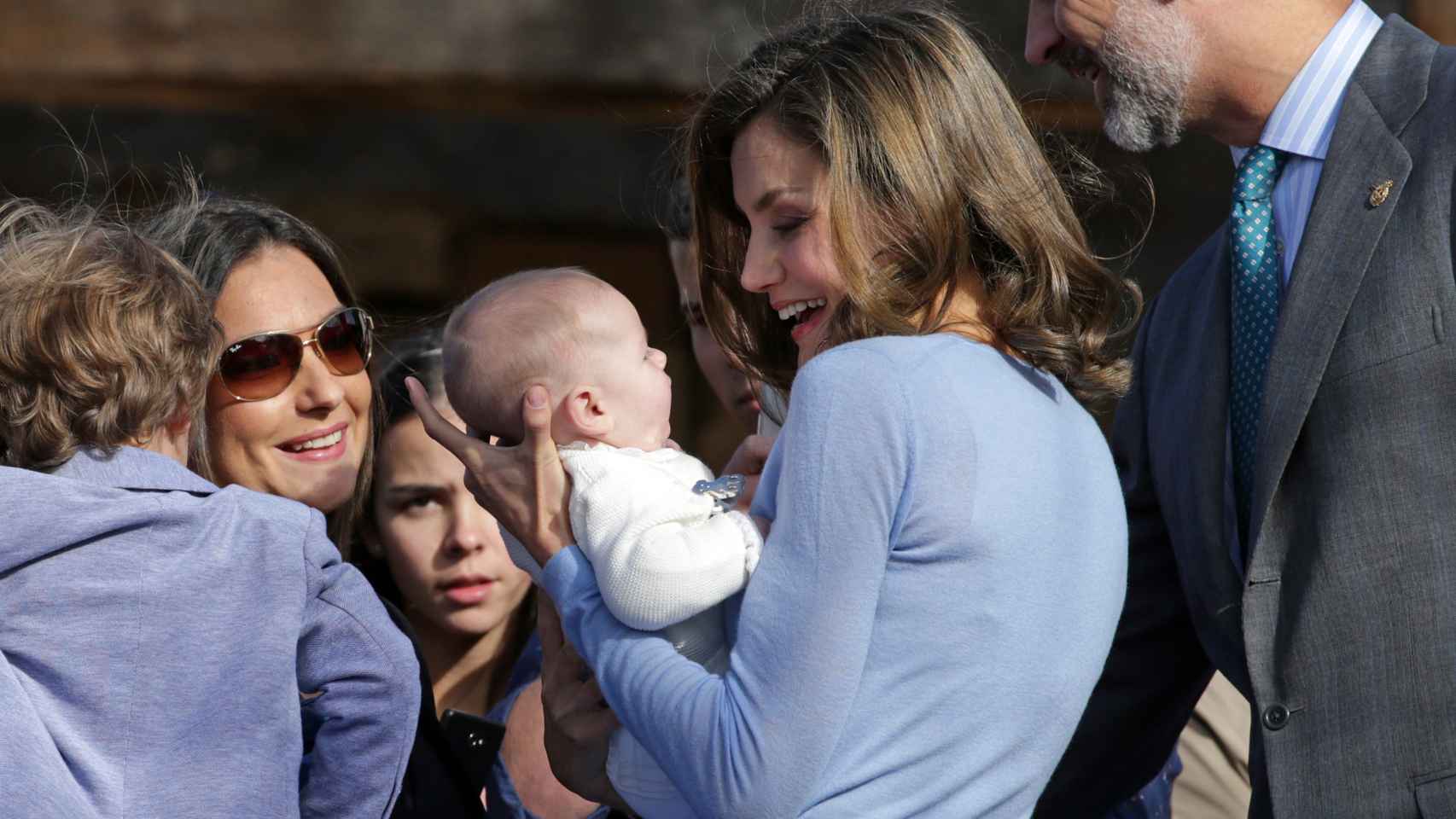 La reina Letizia con un bebé del público en brazos.