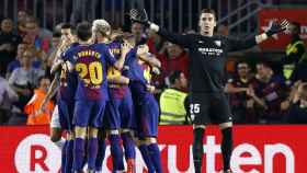 Los jugadores del Barcelona celebran el 1-0 ante el Málaga ante las protestas del portero del Málaga.