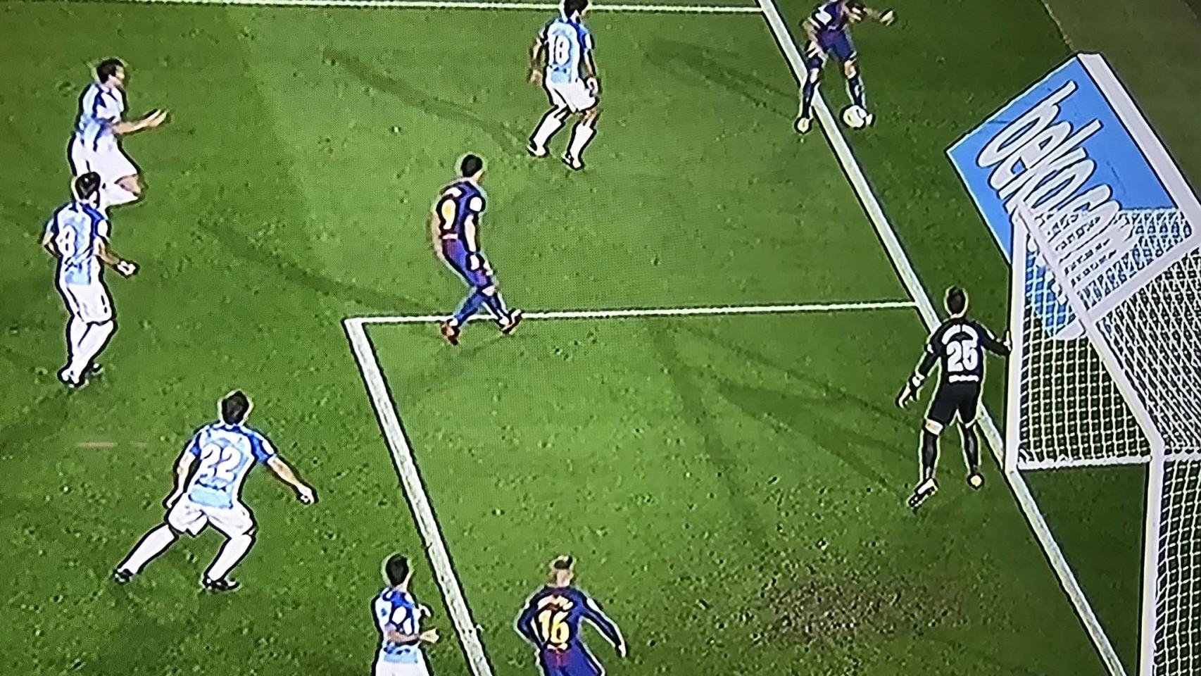 Momento en el que Digne da la asistencia del 1-0 del Barça fuera del campo.