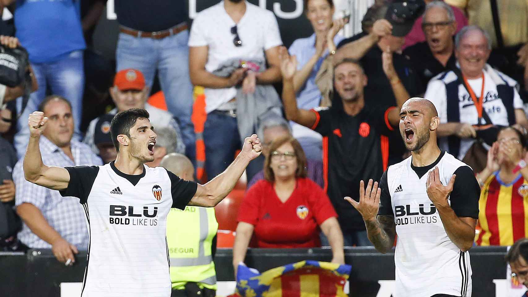 Gonzalo Guedes (i) y Zaza (d), celebran un gol del Valencia al Sevilla.