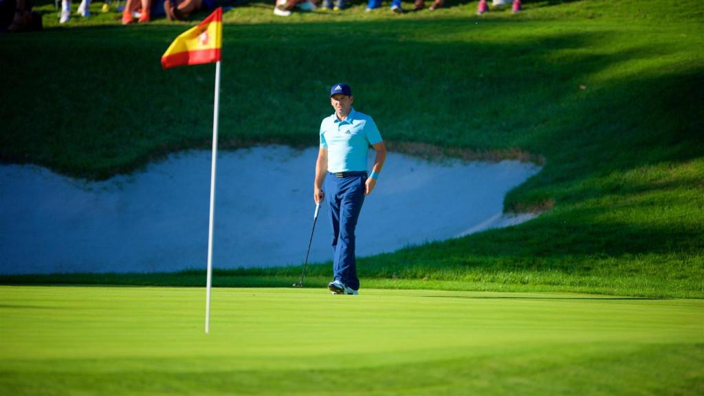 Sergio García, en el green del hoyo 17 ante la bandera de España.