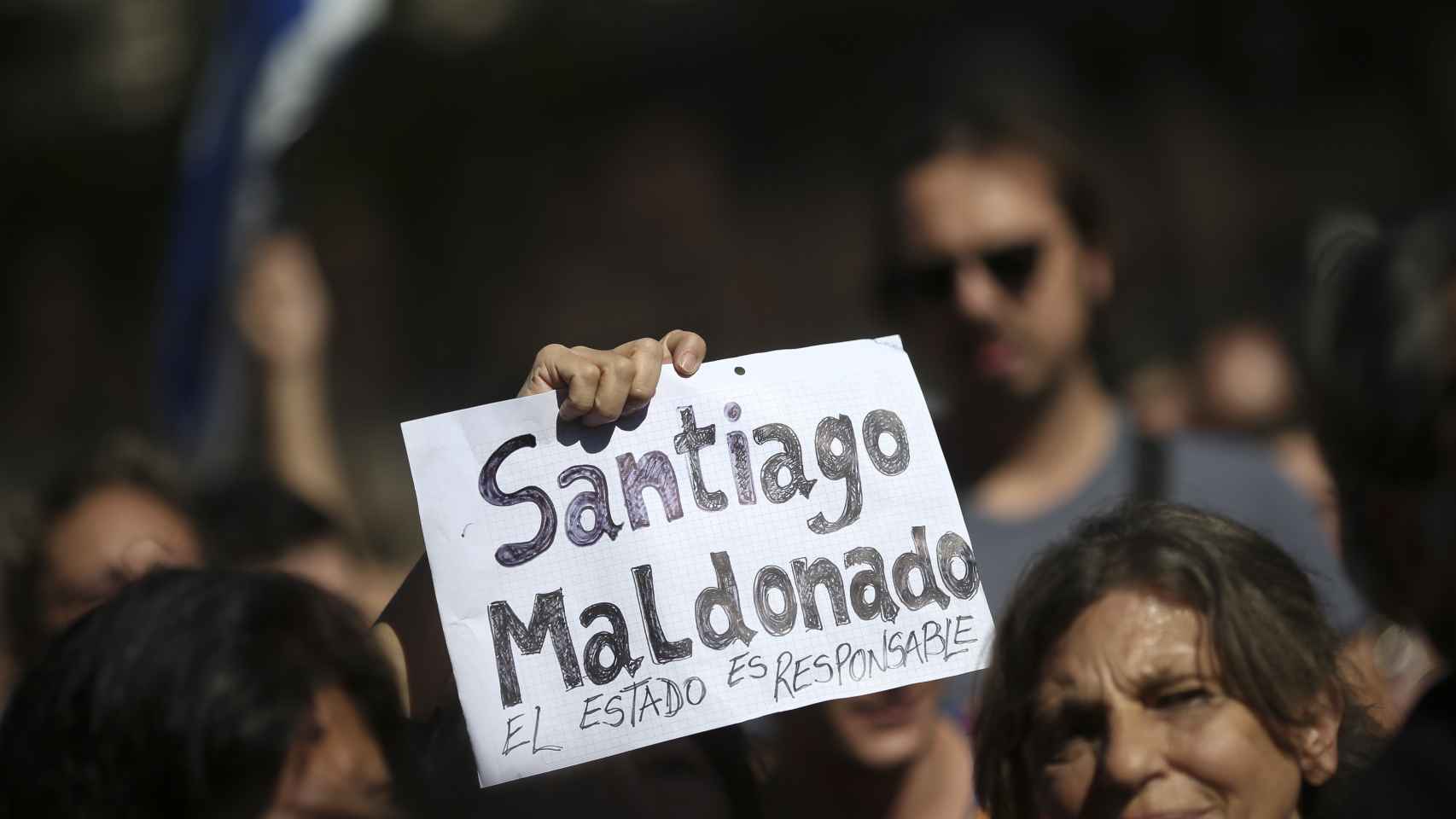 Una persona porta un cartel en el que se menciona a Santiago Maldonado.