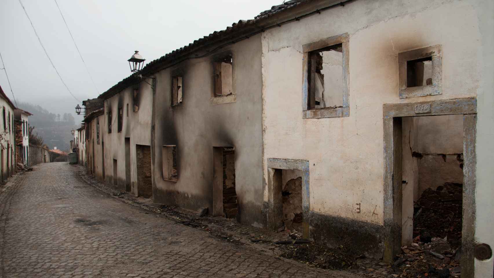 Algunas de las casas que el incendio destruyó en Álvaro.