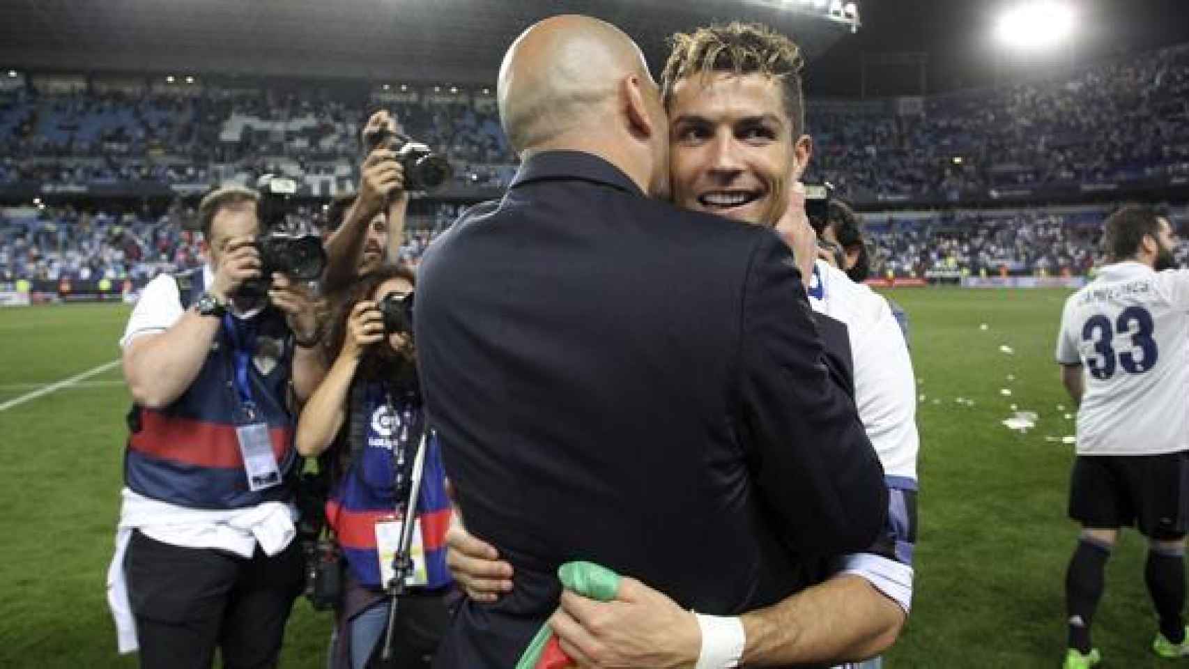 Zidane y Cristiano Ronaldo se abrazan tras ganar la Liga en Málaga.
