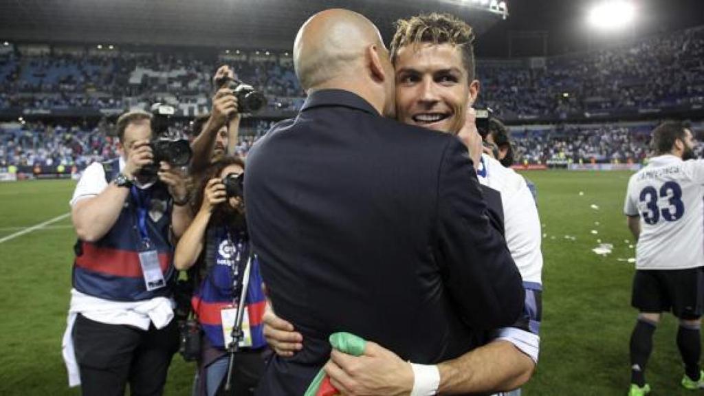 Zidane y Cristiano Ronaldo se abrazan tras ganar la Liga en Málaga.