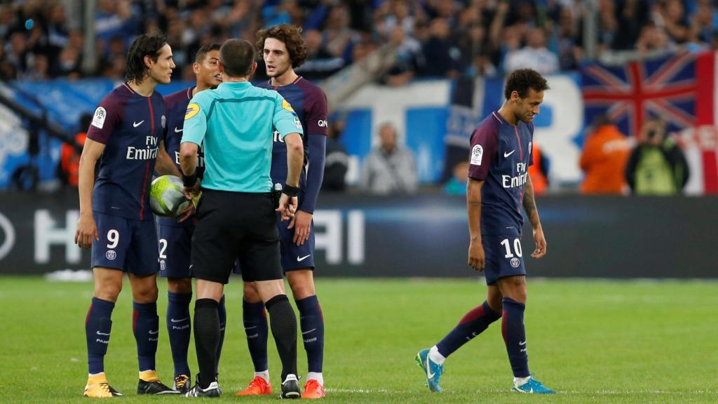 Neymar, cabizbajo, en el momento de su expulsión ante el Marsella.