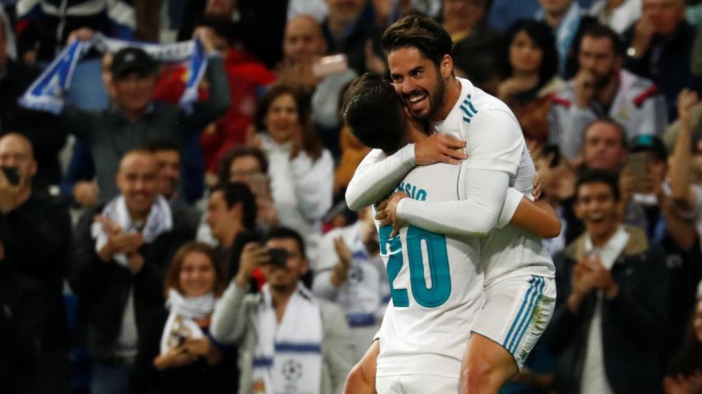 Isco celebra con Asensio el segundo gol del Real Madrid ante el Eibar.