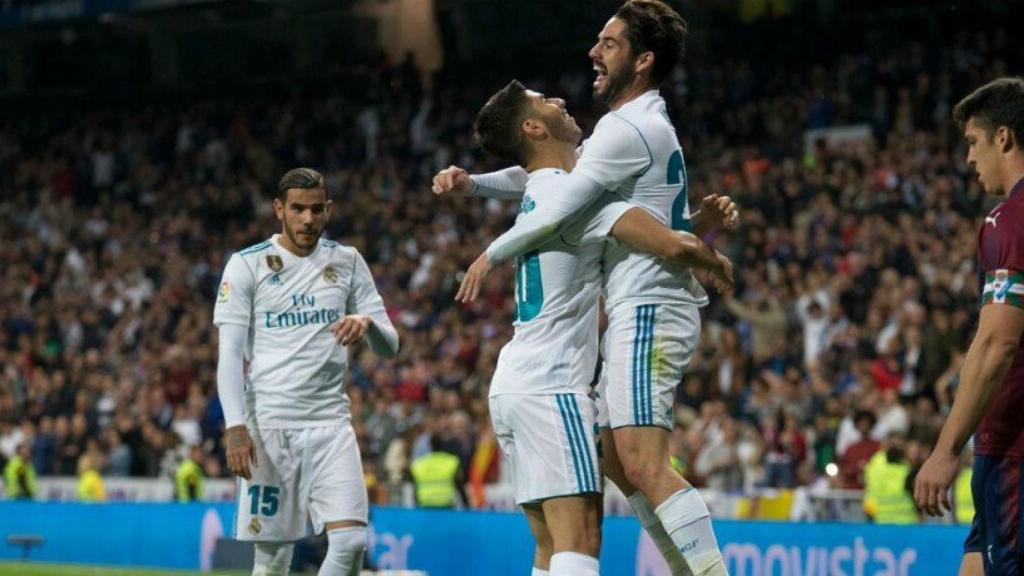 Isco felicita a Asensio por su gol al Eibar.  Fotógrafo: Pedro Rodríguez / El Bernabéu