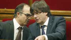 Turull conversa con Puigdemont en el Parlament